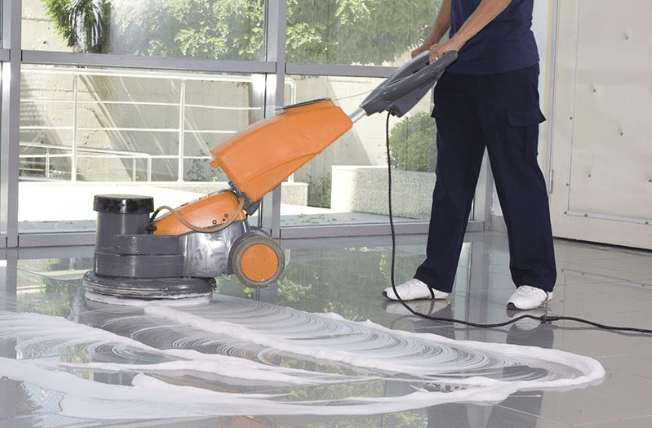 Nettoyage du sol à l’intérieur d’un bâtiment en fin de chantier