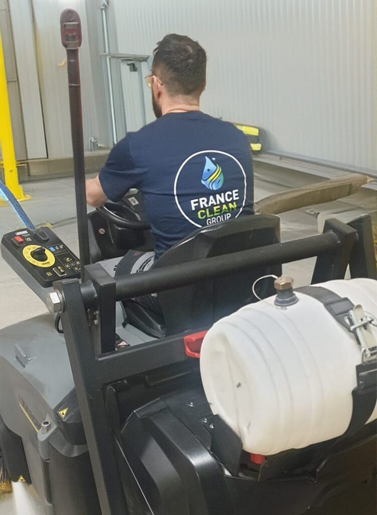 Agent France Clean Group en intervention avec une machine autoportée