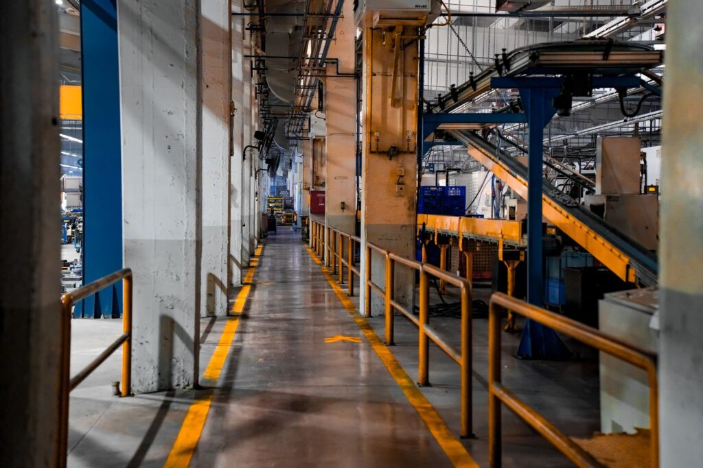 Intérieur d’une usine avec convoyeur