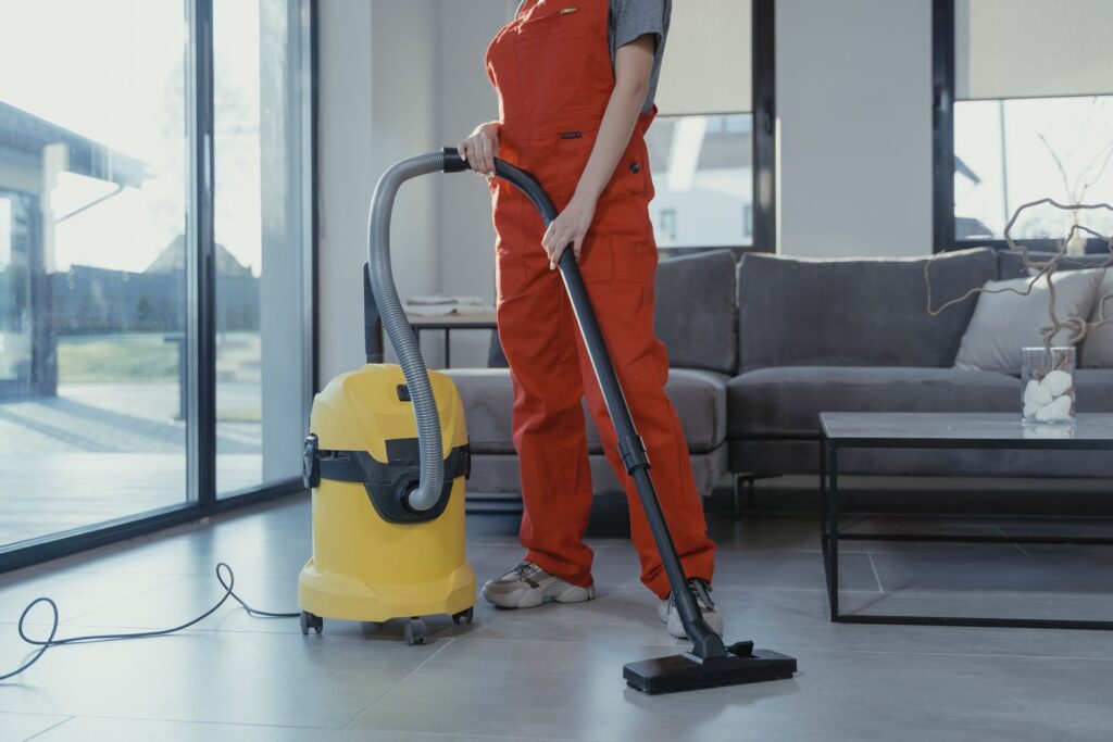 Passage de l’aspirateur dans un salon